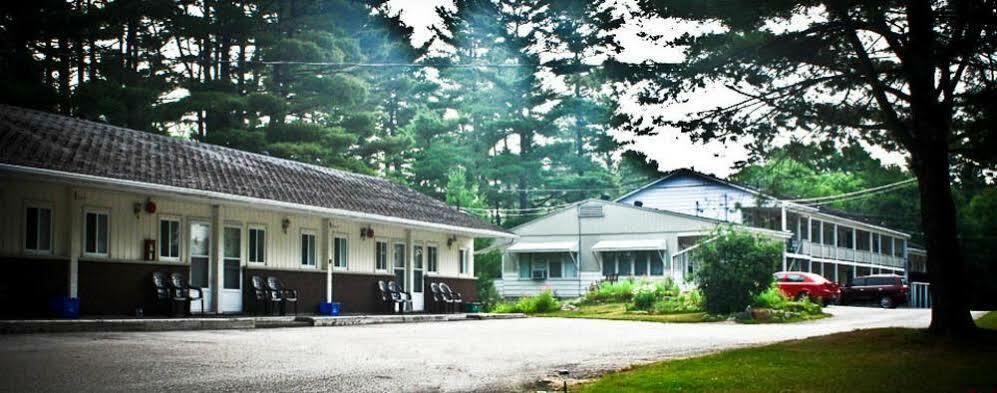Pinedale Inn Gravenhurst Bagian luar foto